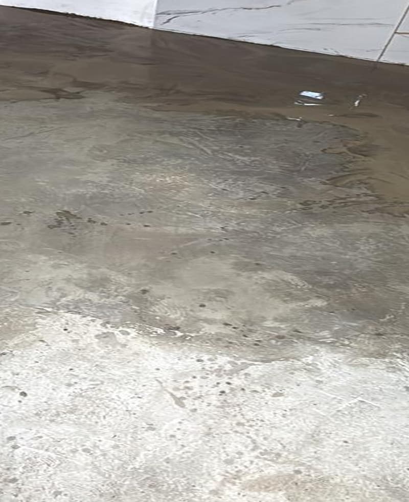 שלב ביניים ברצפה באותו חלל, לפני הופעת דוגמת הגימור הסופית